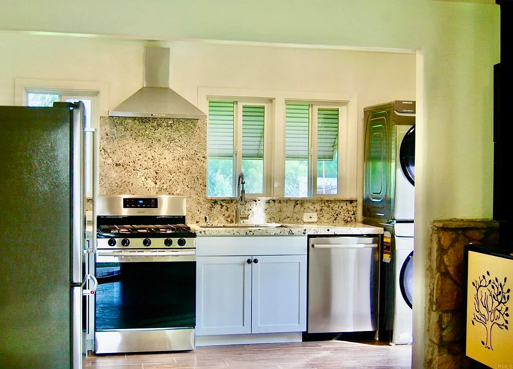 2 bed, 759 sqft, $2,995 — Photo 1