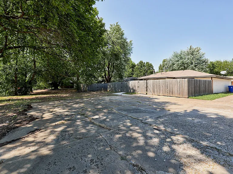 2212 Donna Dr — Photo 56