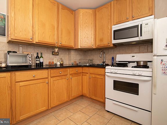 3rd image of 454 Leverington Ave