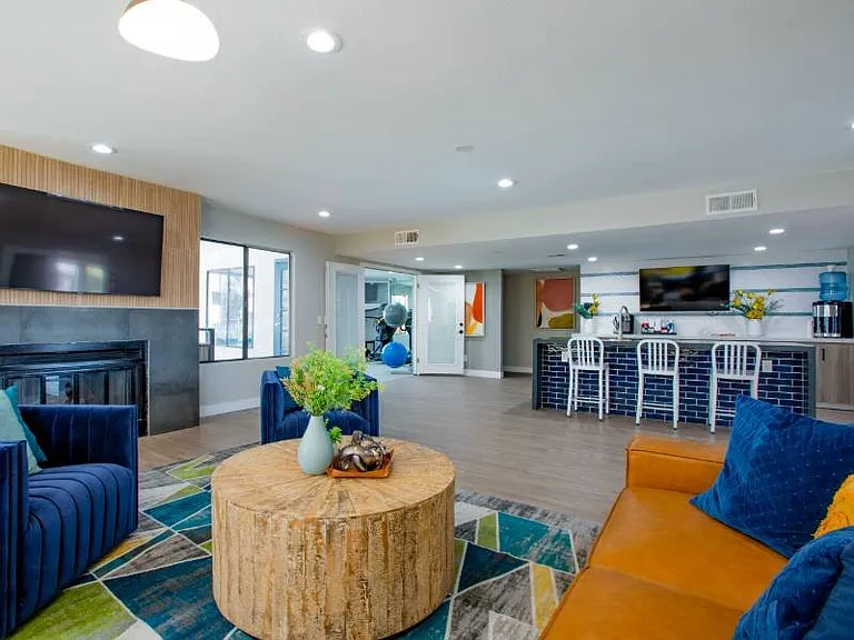 Portola Glendale — Photo 10