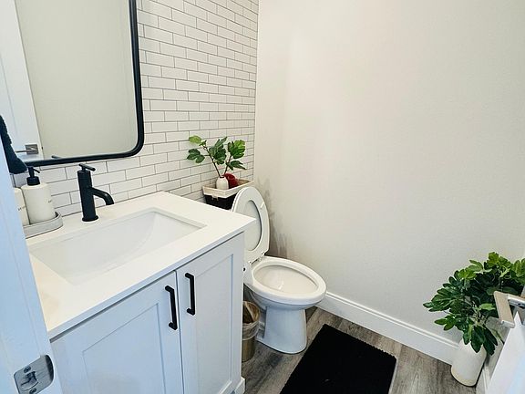 Powder bathroom on the ground floor