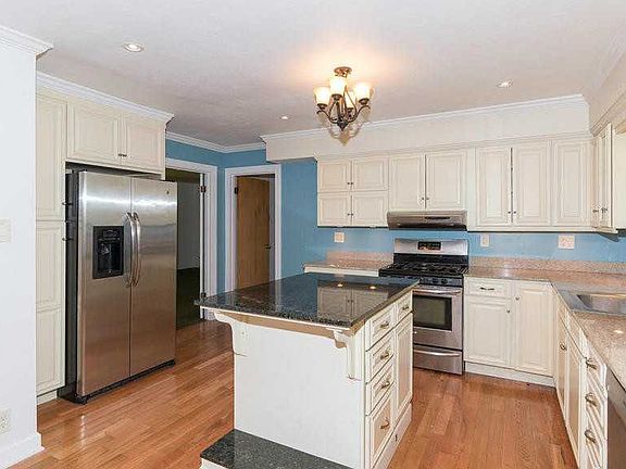 5th image of 1033 Oakwood Trl