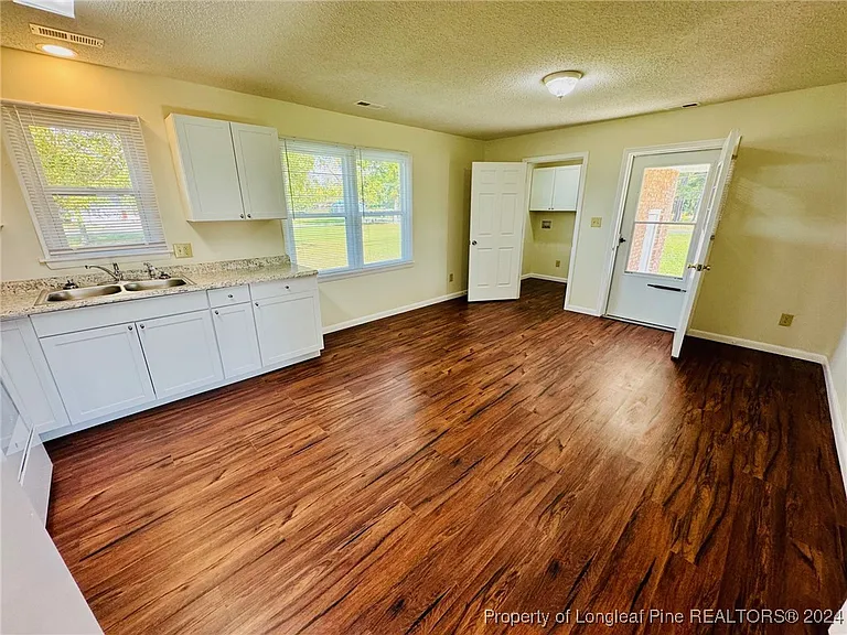 105 E Railroad St — Photo 7