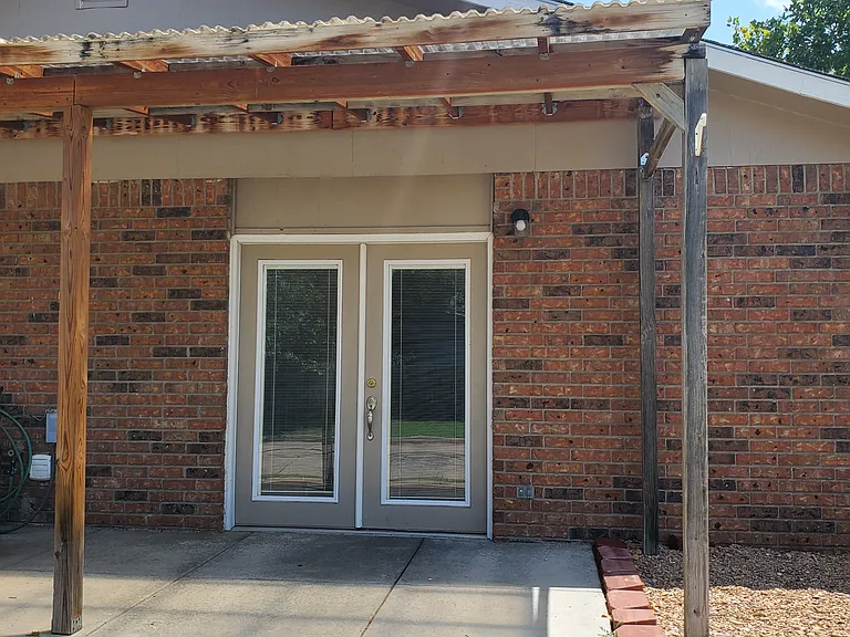 2324 W May Ave — Photo 1