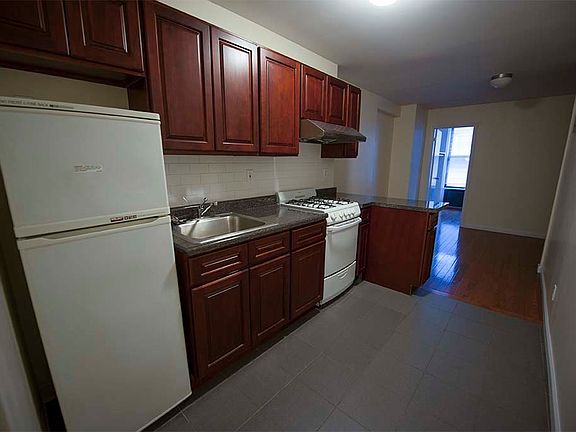 4th image of 2126 Broadway
