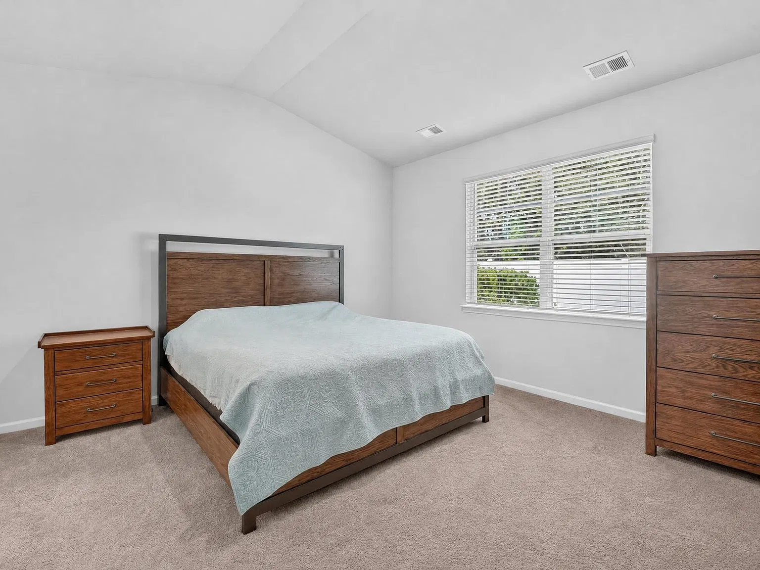 3 bed, 1397 sqft, $2,500 — Photo 4
