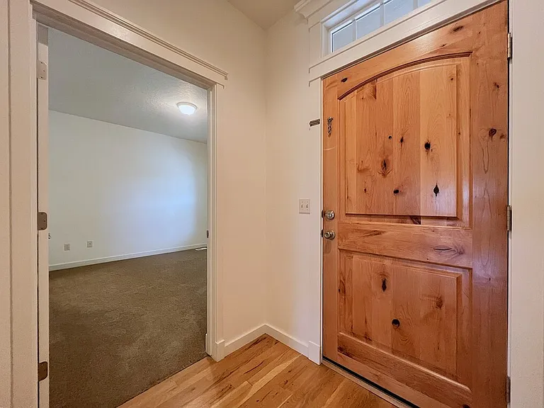 717 W Claire St — Photo 6