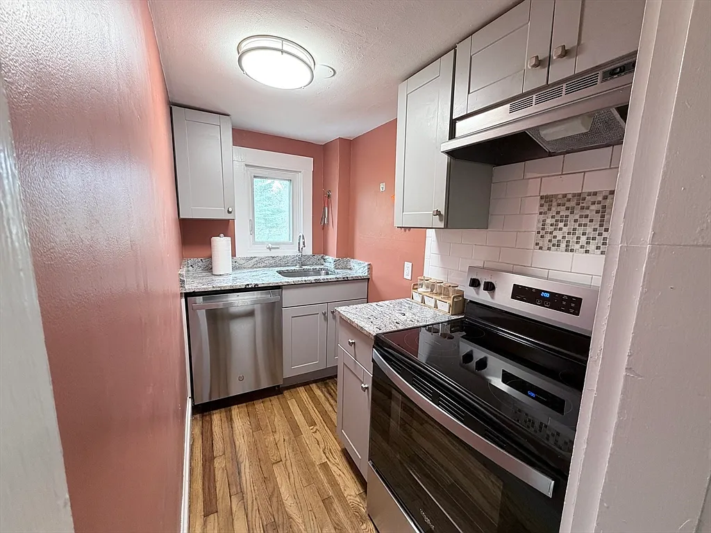 Building Photo - 359 Village St #3
