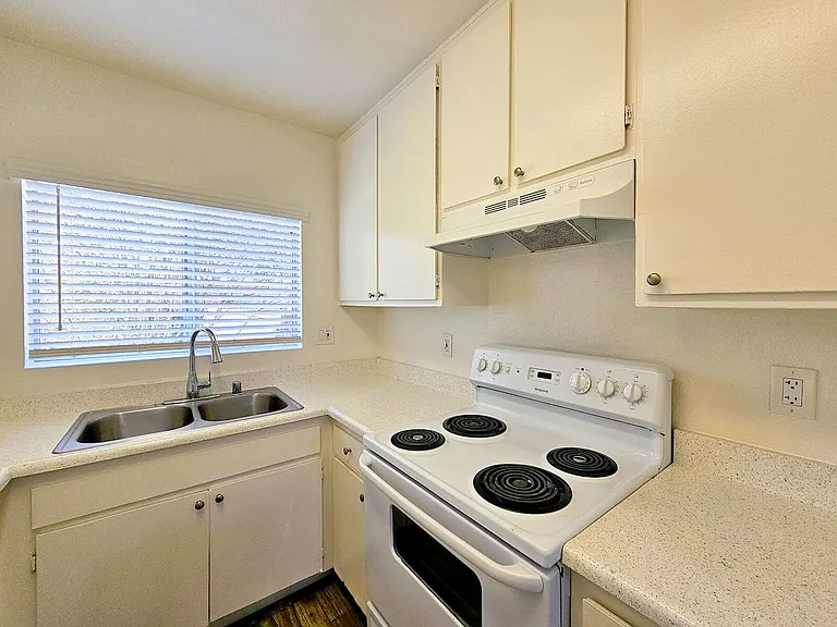 Crestwood Apartments — Photo 7