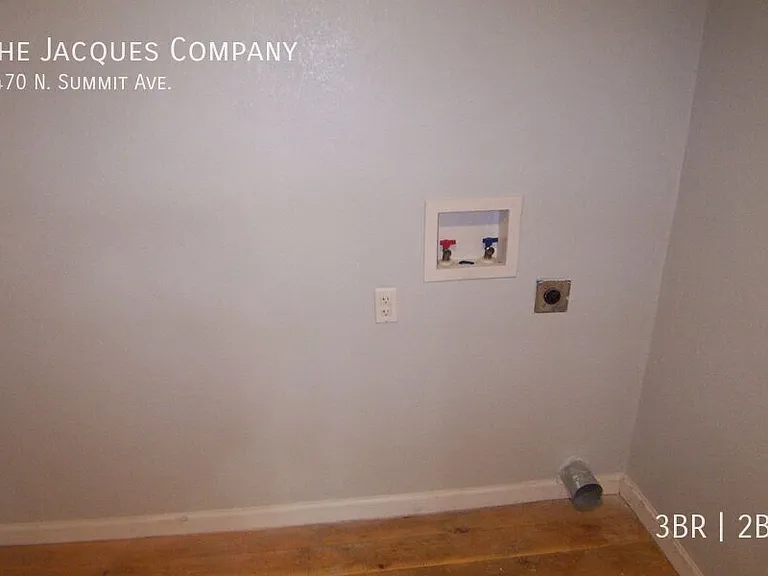 1470 N Summit Ave — Photo 8