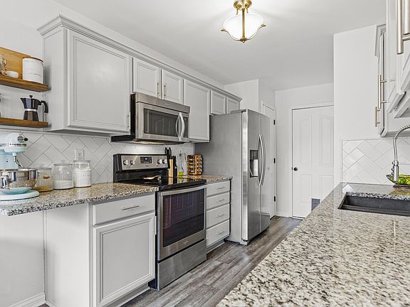 3rd image of 216 Courtney Dr