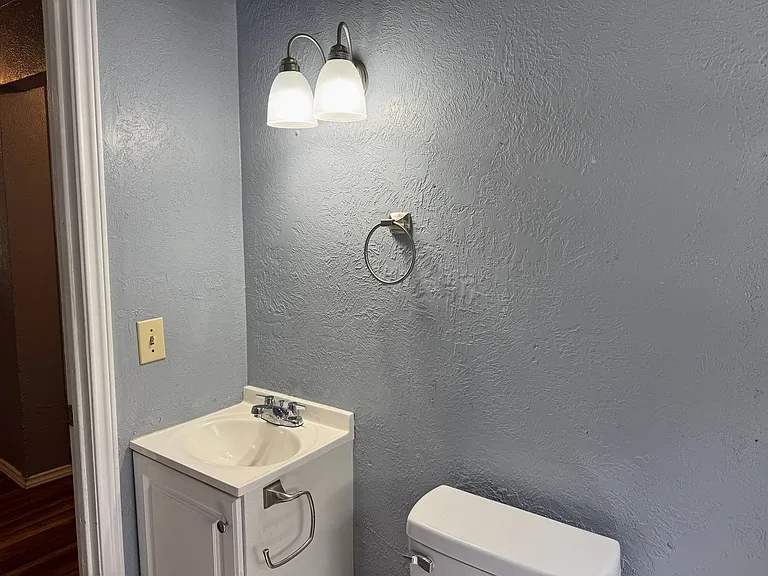 808 E Bank St — Photo 20