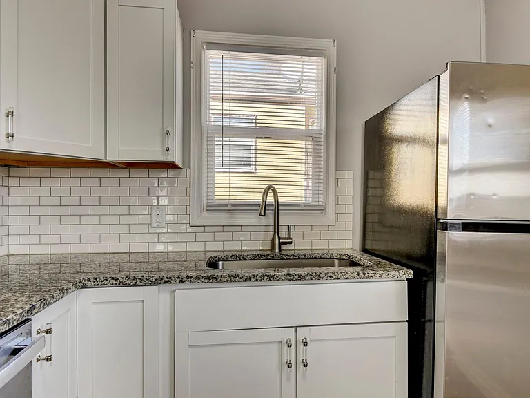 2206 Crawford St — Photo 7