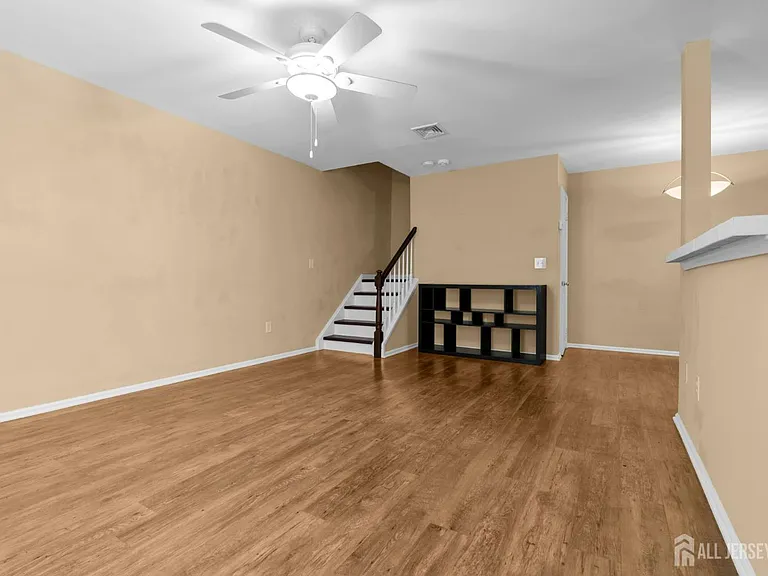 19 Delavan Ct — Photo 9