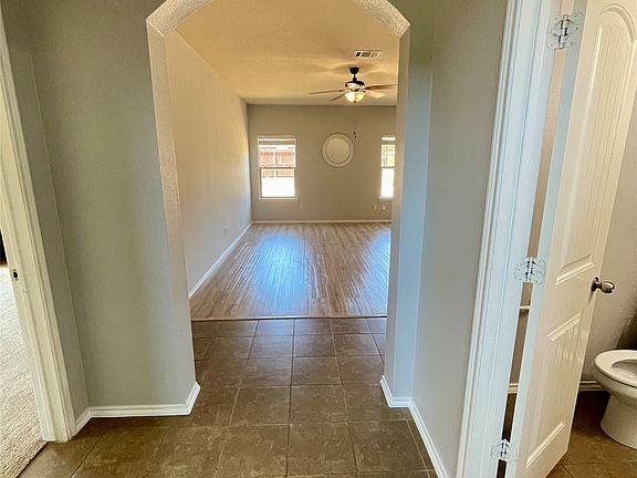 5th image of 406 Paddock Ln