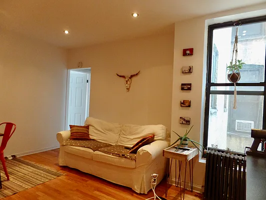 Rented by Albert Attias, LREB | media 6