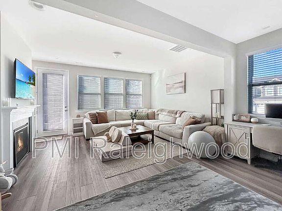 3rd image of 779 Creekway Dr