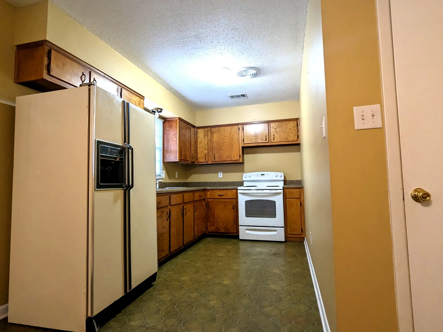 3 bed, 1.5 bath, 960 sqft, $1,200 — Photo 2