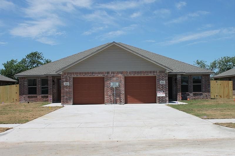 1st image of 935 Robineta Ln