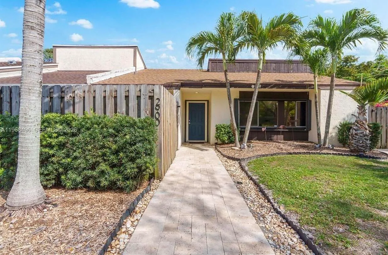 3 bed, 2.0 bath, 1390 sqft, $3,300 — Photo 3