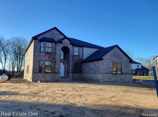 33 Paragon Dr, Troy, MI 48098
