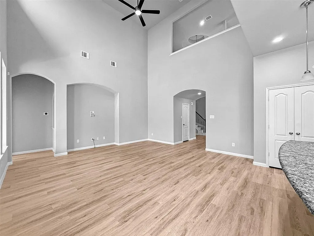 4 bed, 3701 sqft, $3,500 — Photo 4