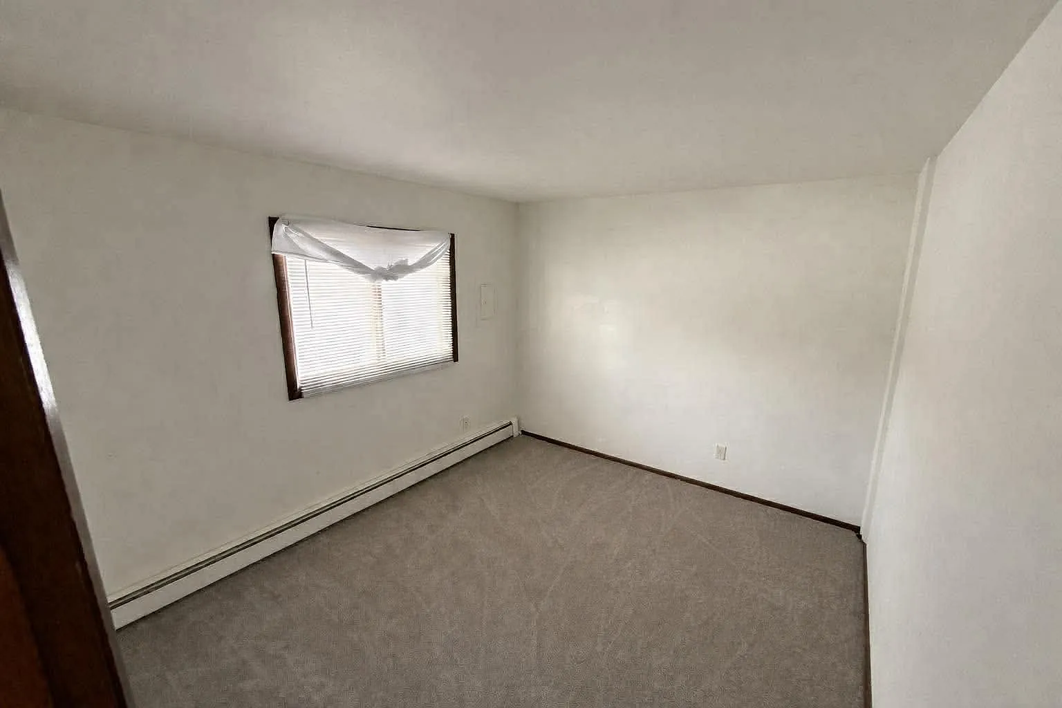 3 bed, 3950 sqft, $1,950 — Photo 1
