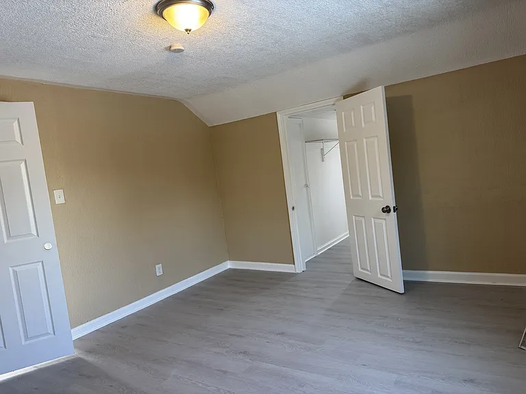 9400 Lakepointe St — Photo 5