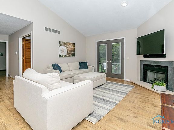 3rd image of 5 Glades Dr