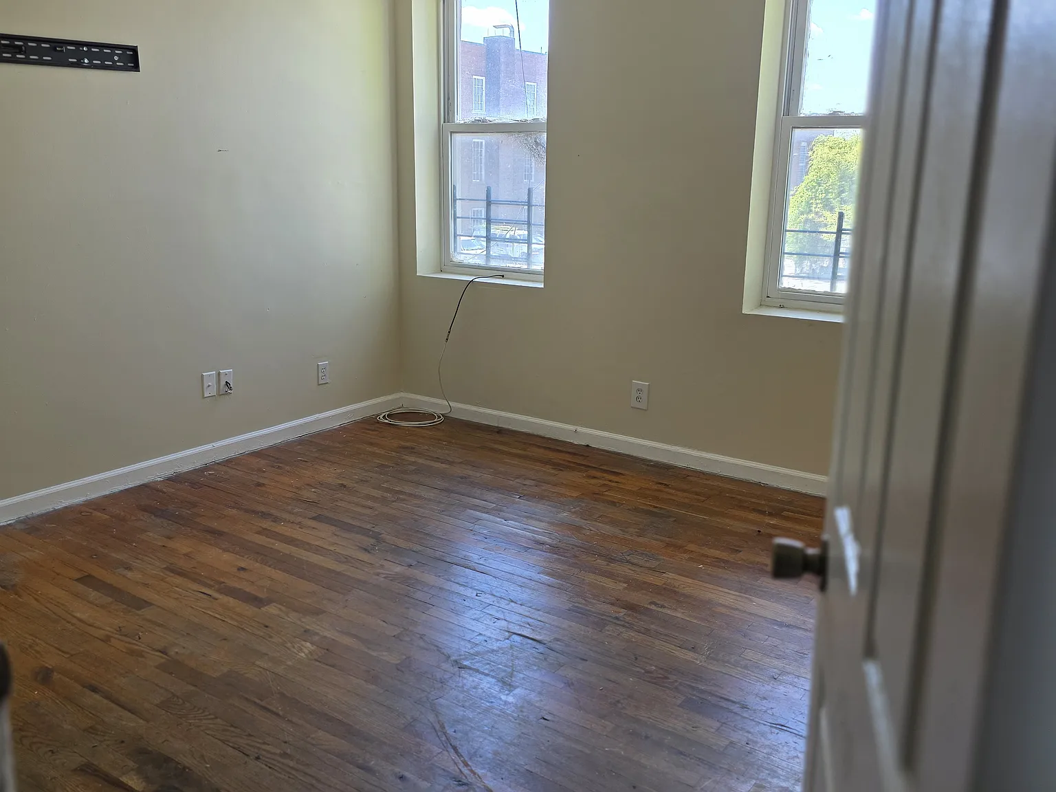 419 Park Ave — Photo 3