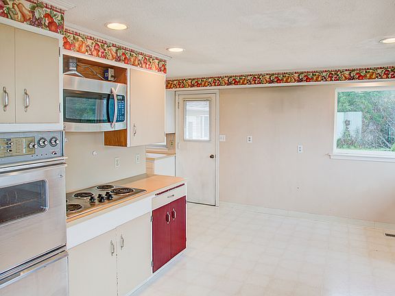 Kitchen w/ Eating Space