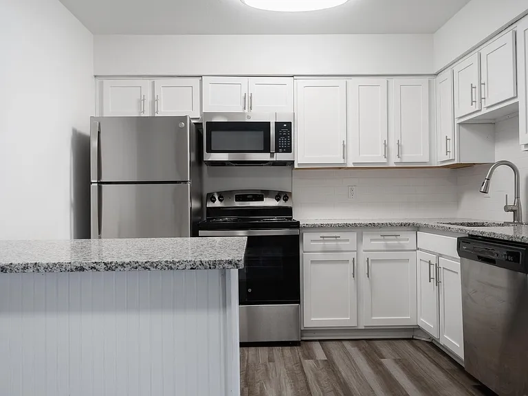 River Breeze Apartments — Photo 9