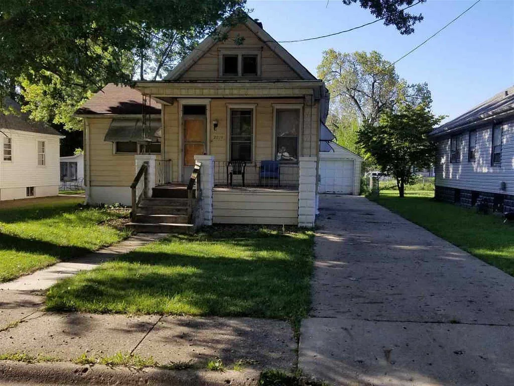 2214 W Butler St photo 1