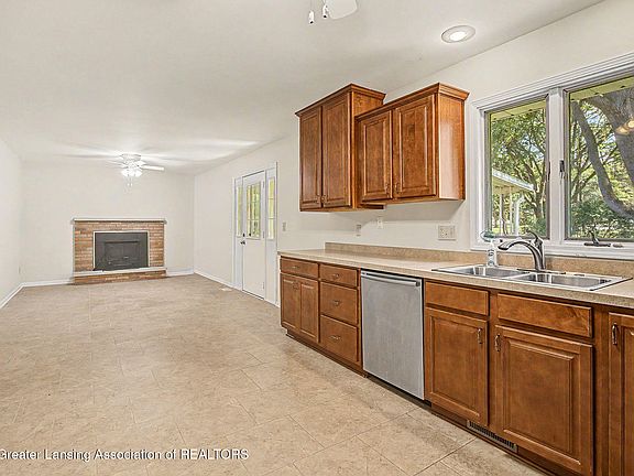 3rd image of 4039 N Pine Dell Dr