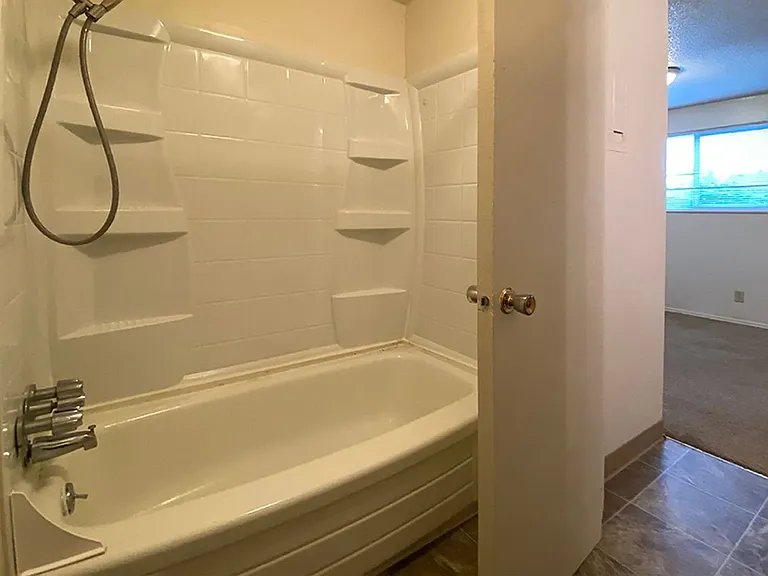 480-Knox St — Photo 11