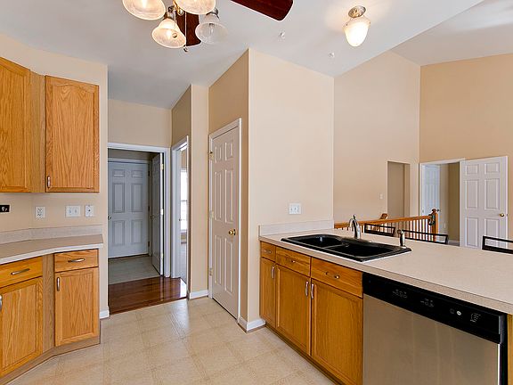 5th image of 402 Lilys Way