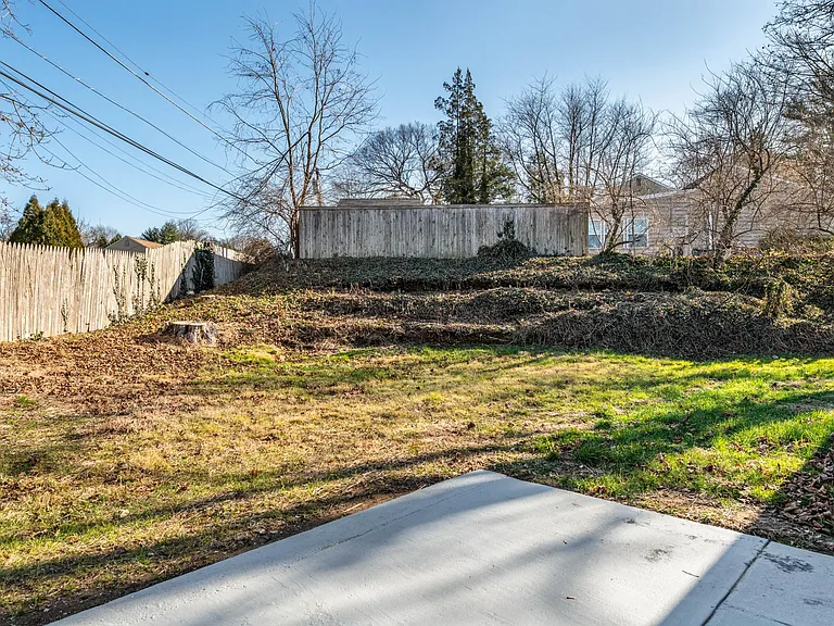 8815 Delphine Rd — Photo 31