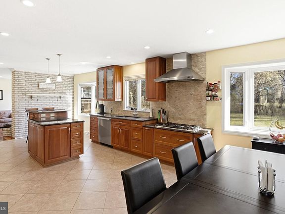 5th image of 12 Holly Ln