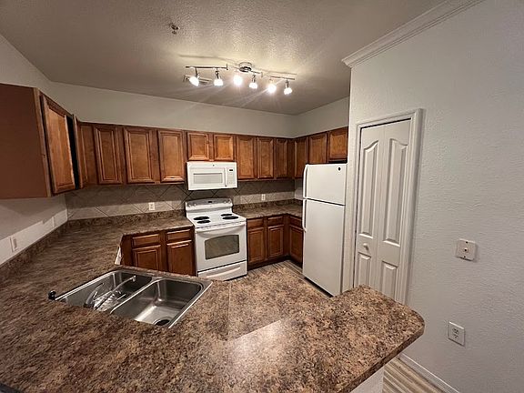 3rd image of 6125 Metrowest Blvd Unit 114