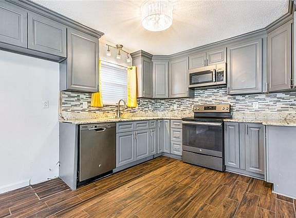 5th image of 3101 Arbutus Ln