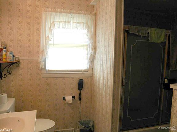 MEREDITH-BATHROOM1