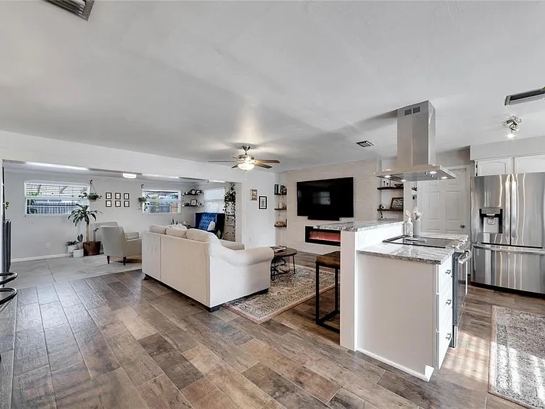 2138 Timber Ln — Photo 2