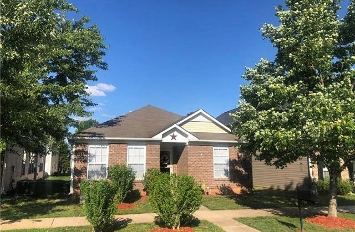 3 bed, 2.0 bath, 1390 sqft, $2,225 — Photo 1