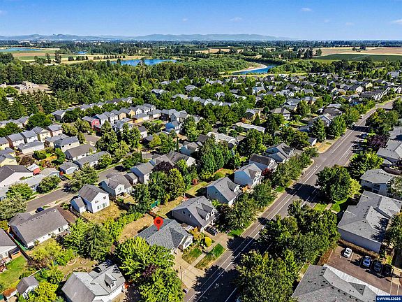 3rd image of 3113 SE Midvale Dr