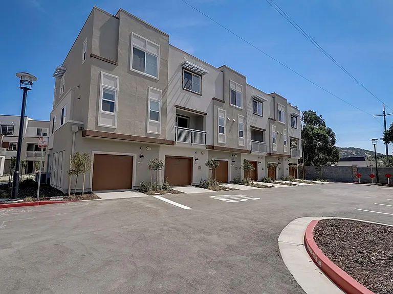 Estaire Luxury Townhomes — Photo 32