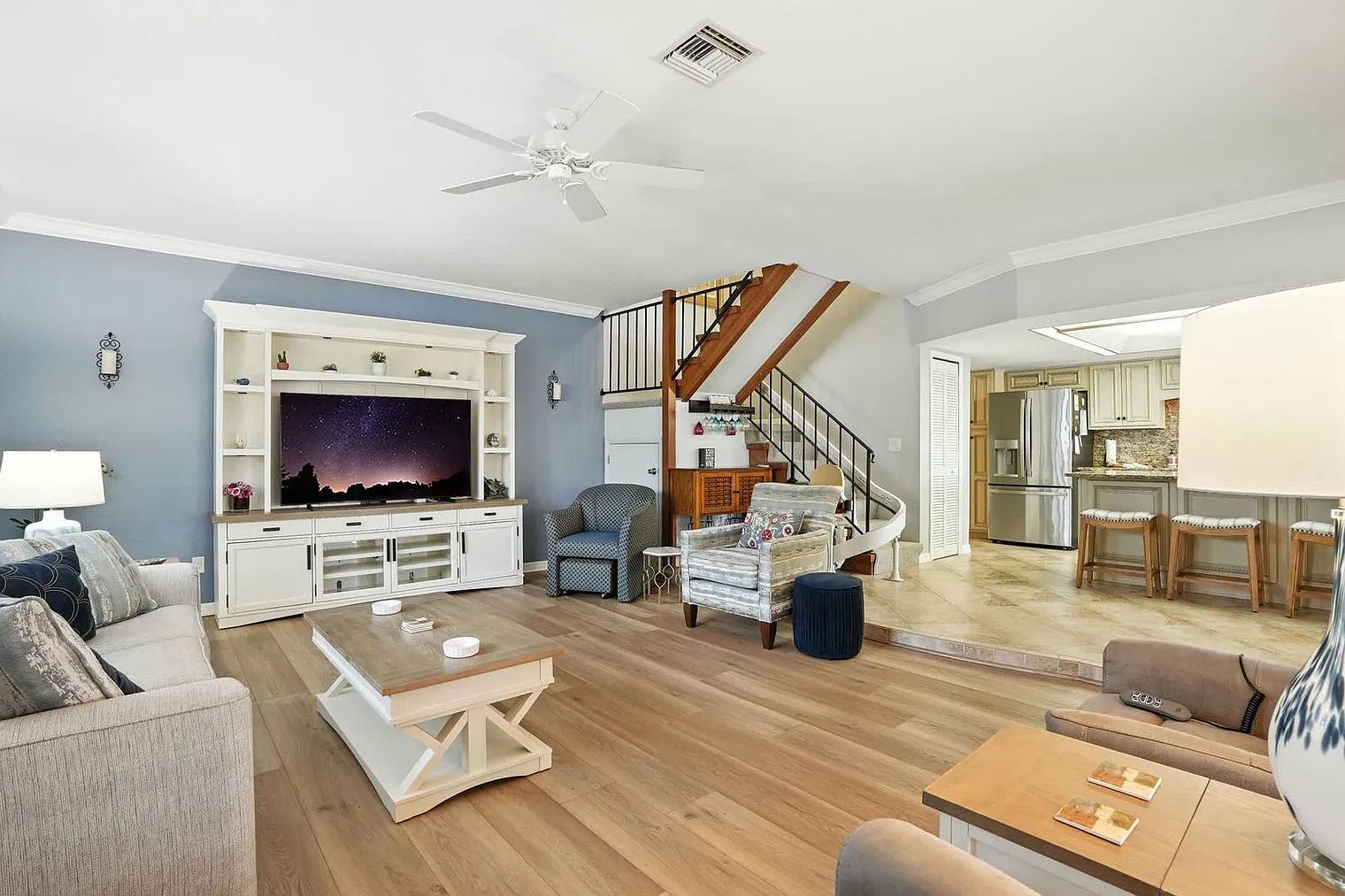 2 bed, 2.0 bath, 1808 sqft, $3,270 — Photo 2