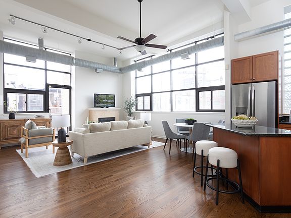 2nd image of 1137 N Wood St APT 2D
