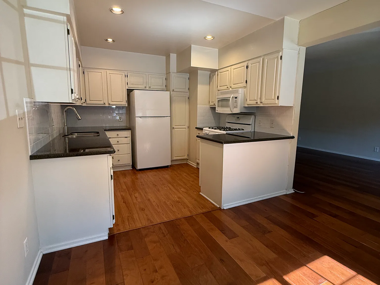 2 bed, 1000 sqft, $2,950 — Photo 4
