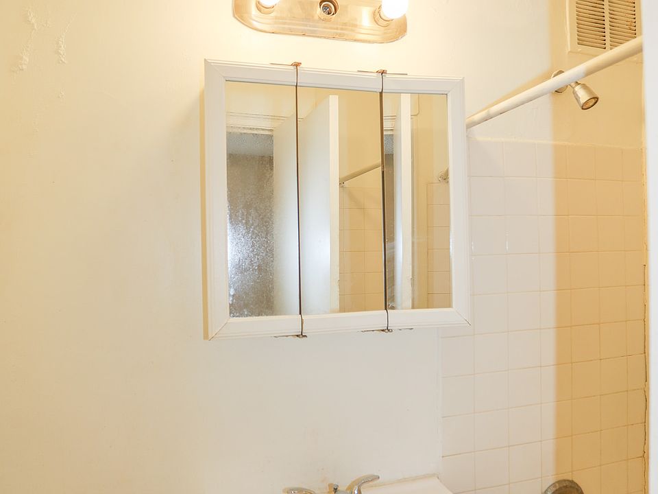 1st image of 911 W Lawrence Ave #1202