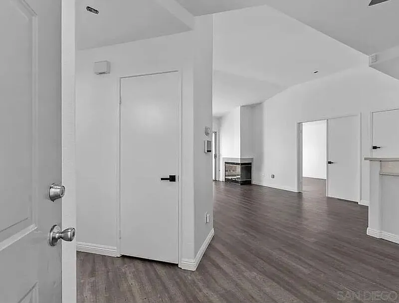 2 bed, 2.0 bath, 944 sqft, $2,995 — Photo 2